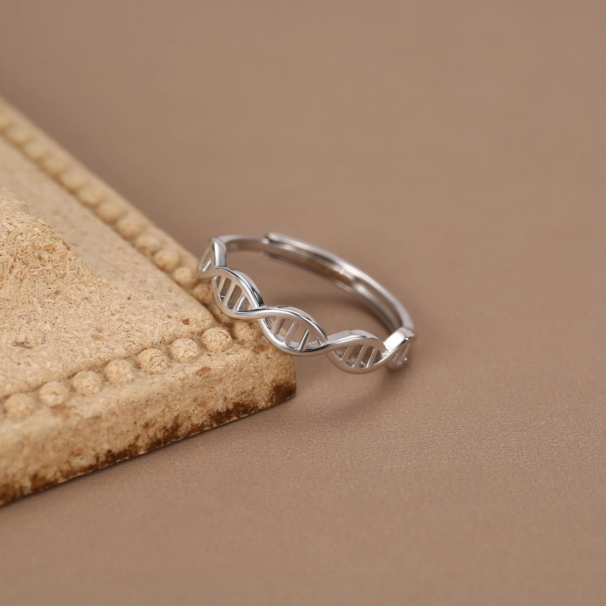 Vue alternative de Sterling Silver DNA Helix Ring