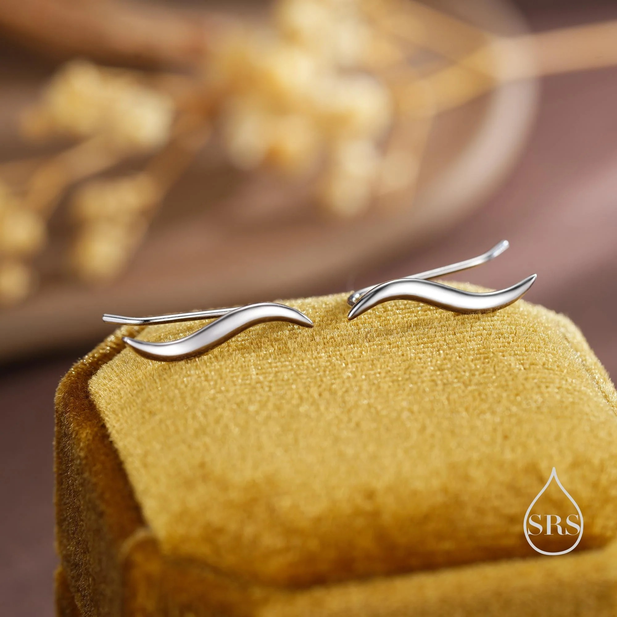 Vue alternative de Minimalist Wave Crawler Earrings