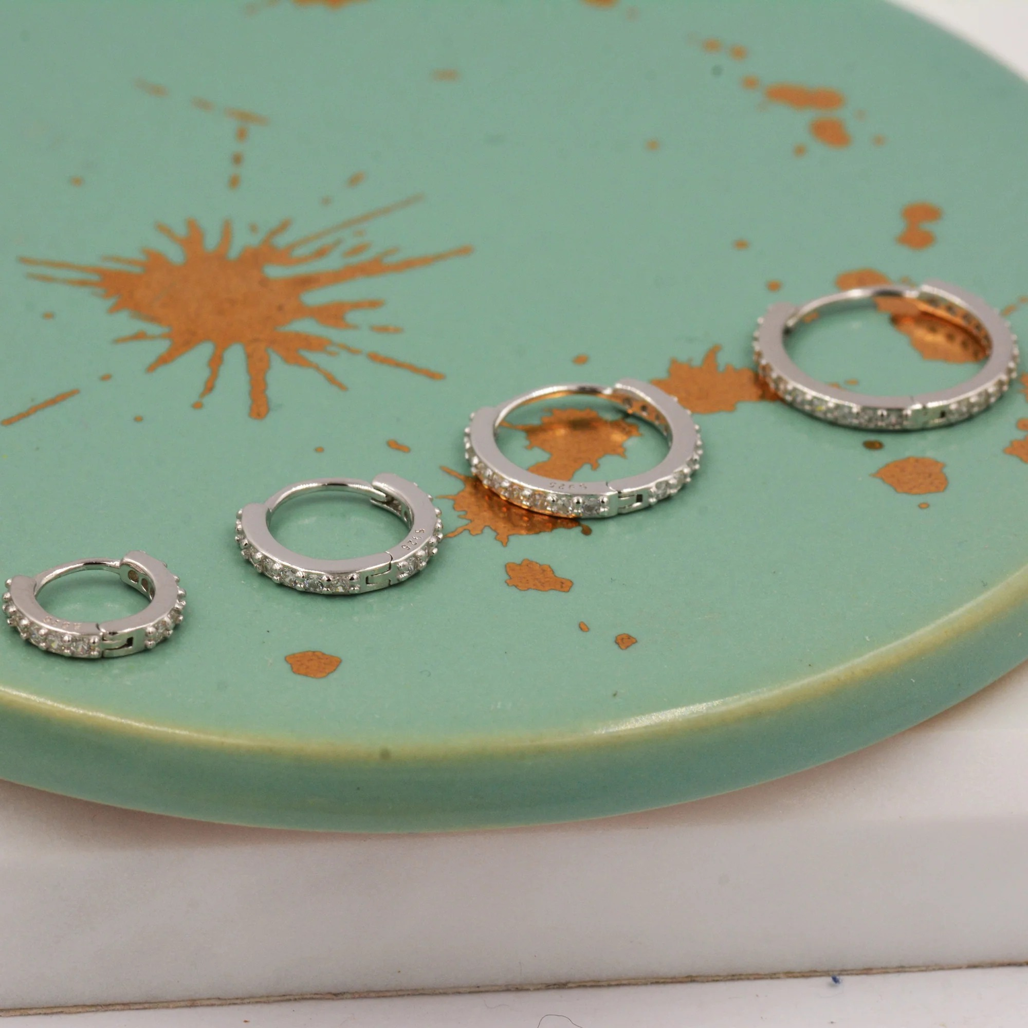 Vue alternative de Minimalist CZ Huggie Hoops