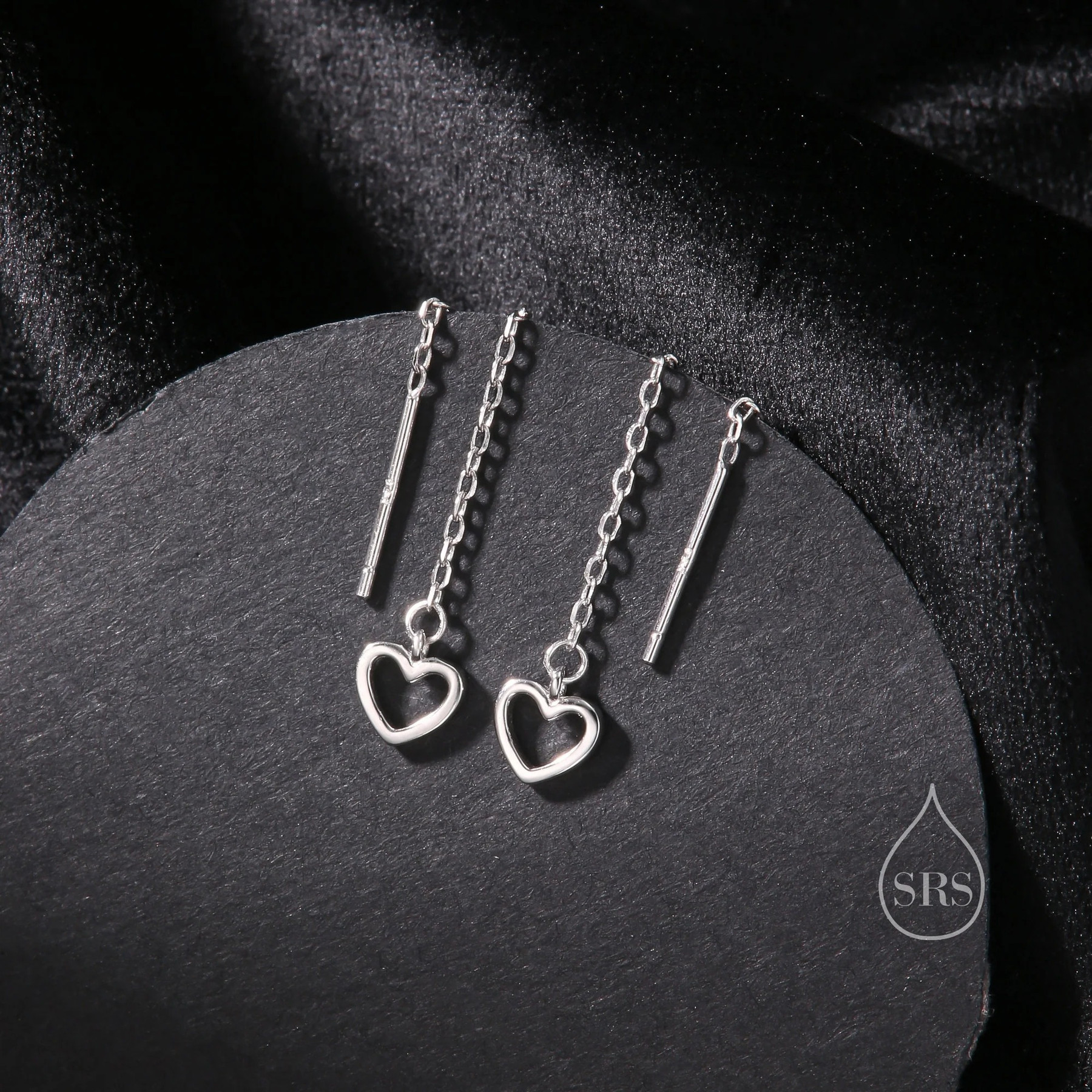 Vue alternative de Tiny Open Heart Threader Earrings