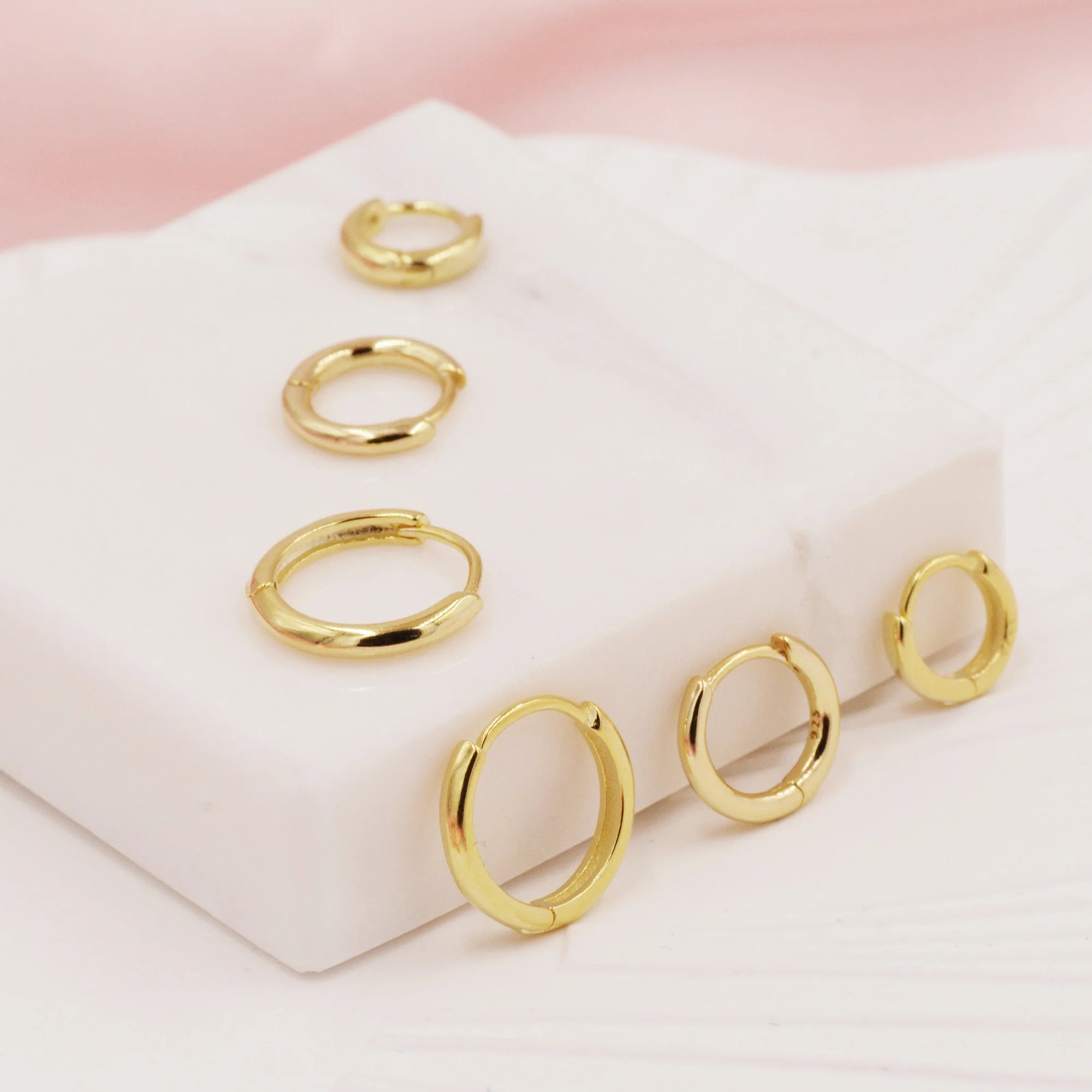 Vue alternative de Minimalist Huggie Hoop Earrings