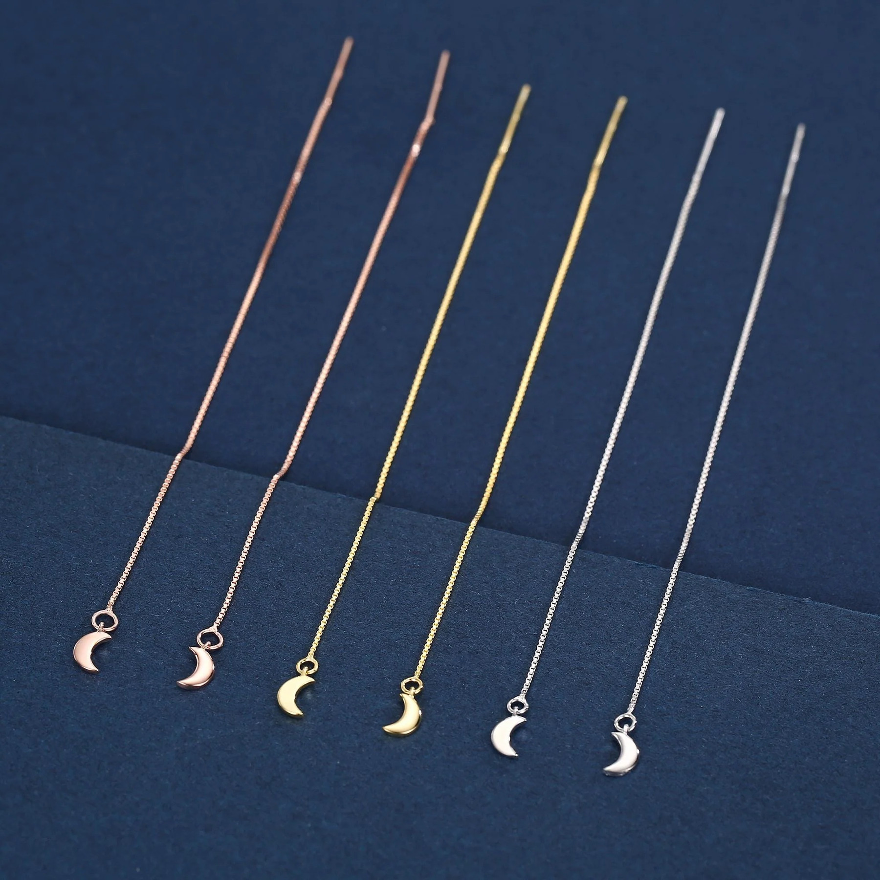 Vue alternative de Crescent Moon Threader Earrings