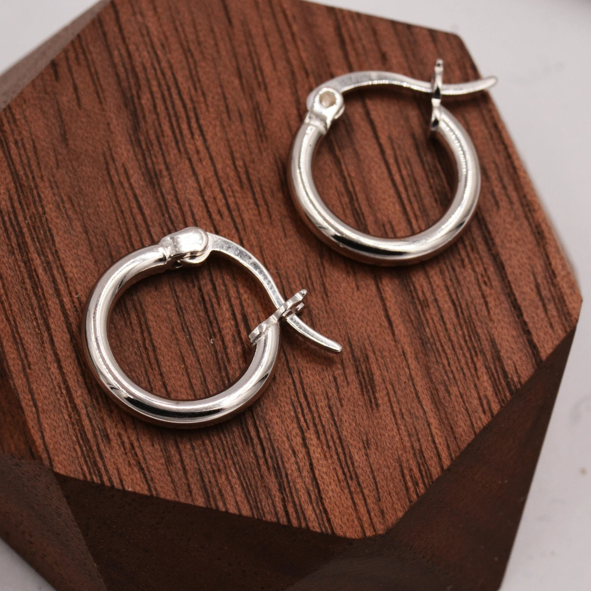 Vue alternative de Pair of Minimalist Huggie Hoop Earrings