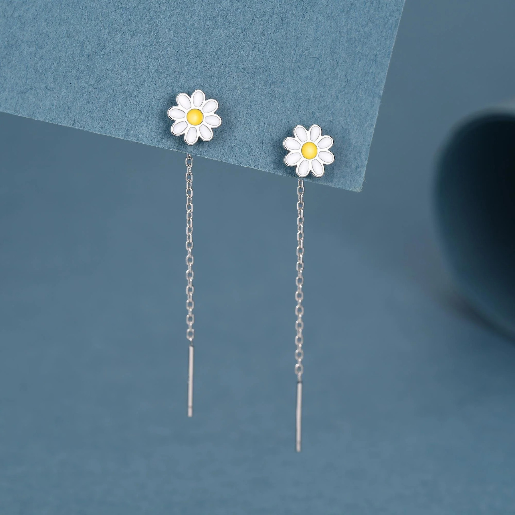 Vue alternative de Enamel Daisy Chain Pull Through Threader Earrings