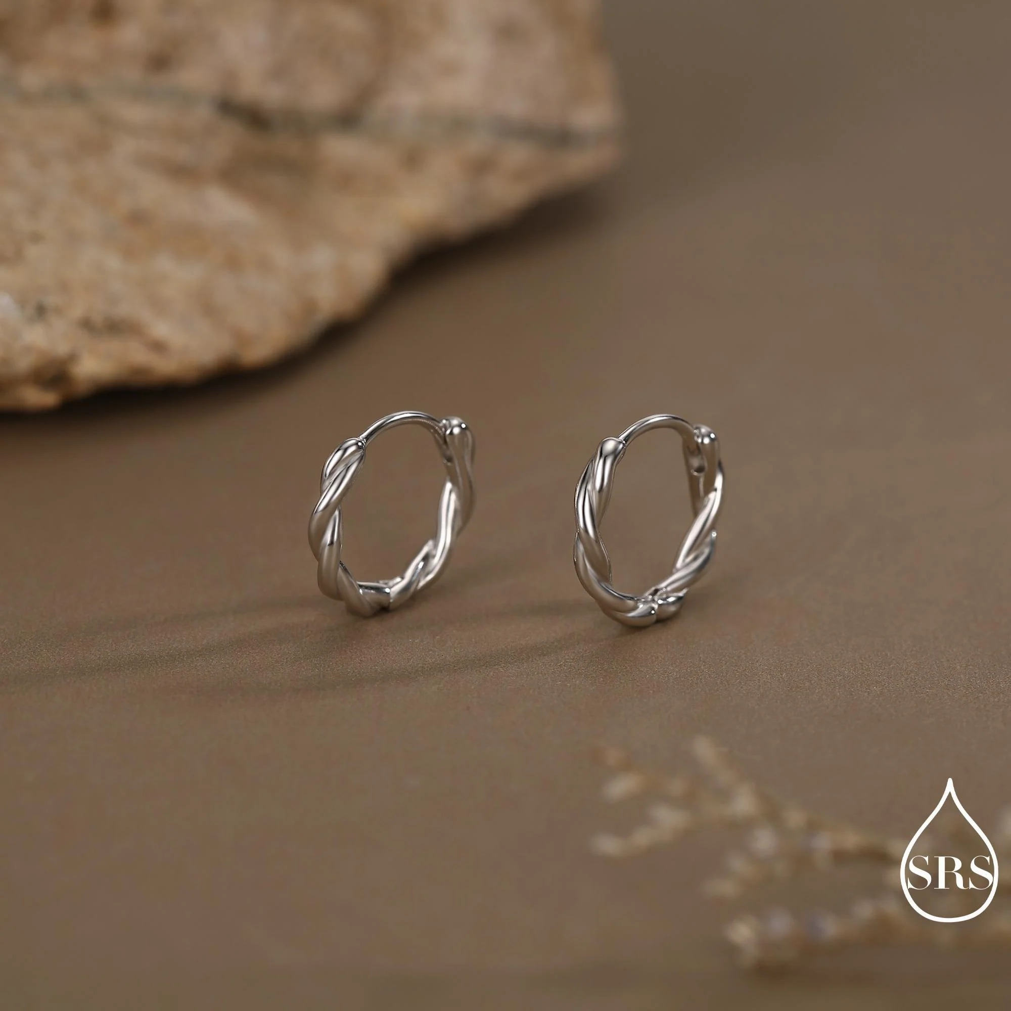 Vue alternative de Braided Hoop Earrings