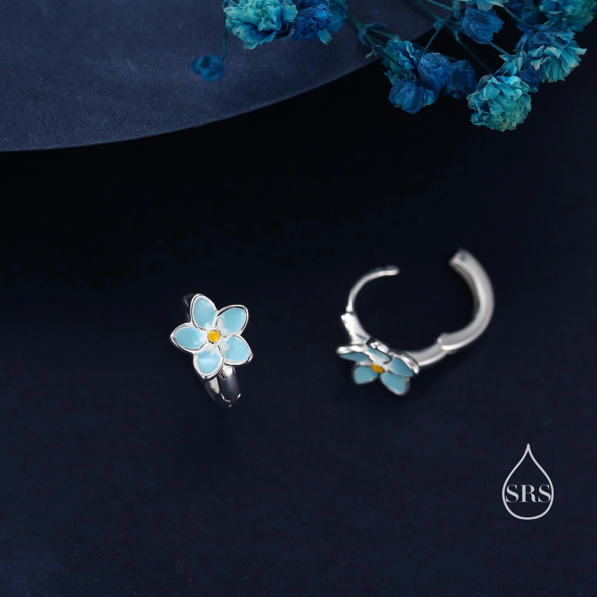 Vue alternative de Dainty Forget Me Not Flower Huggie Hoop earrings