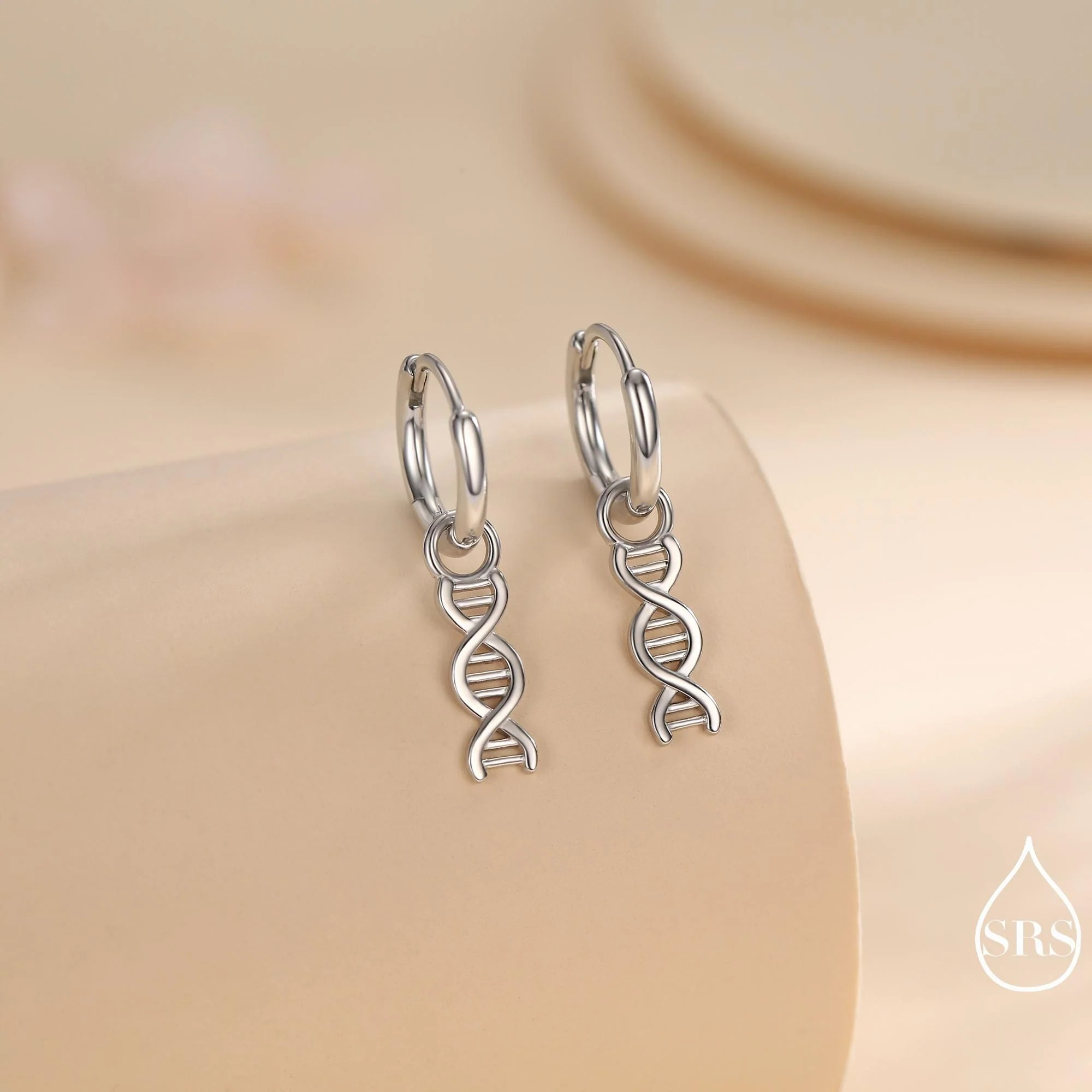 Vue alternative de DNA Molecule Huggie Hoop