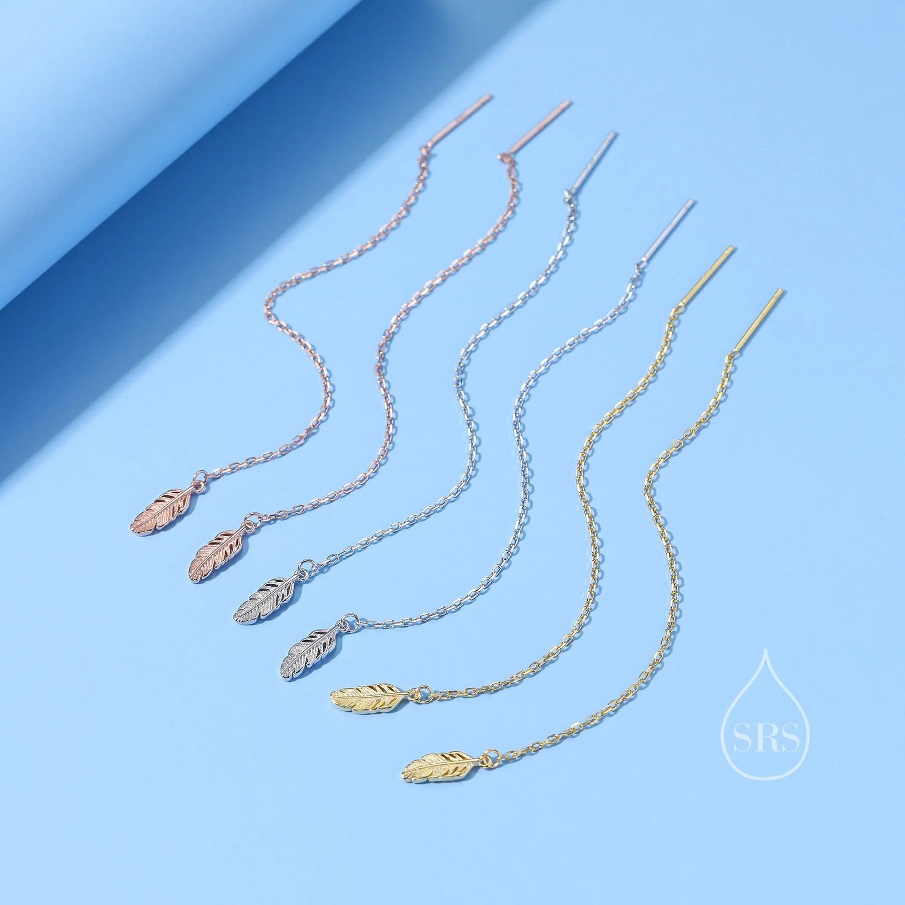 Vue alternative de Tiny Feather Threader Earrings