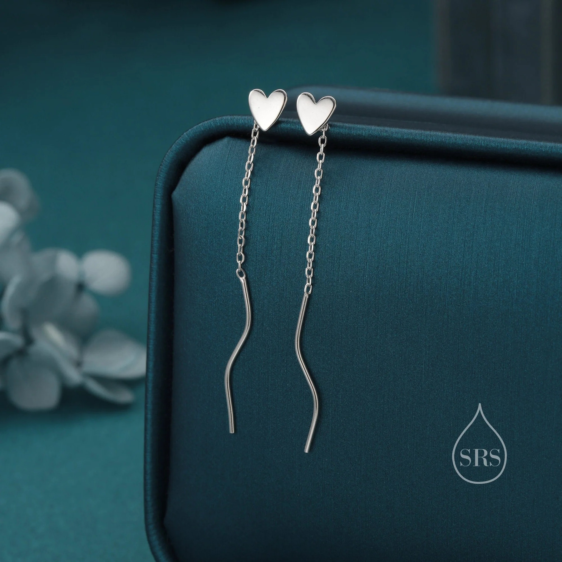 Vue alternative de Delicate Heart Threader Earrings