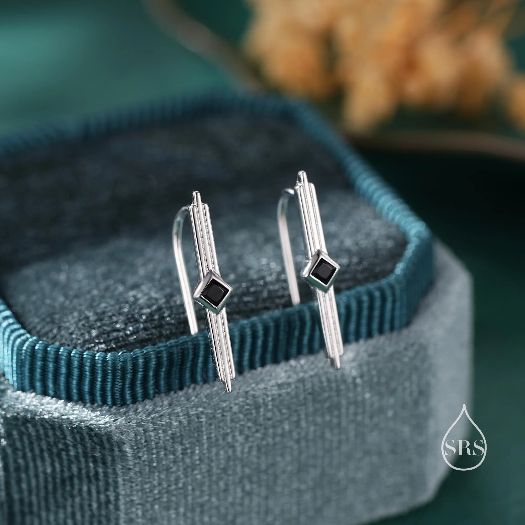 Vue alternative de Art Deco Inspired Black CZ Crawler Earrings