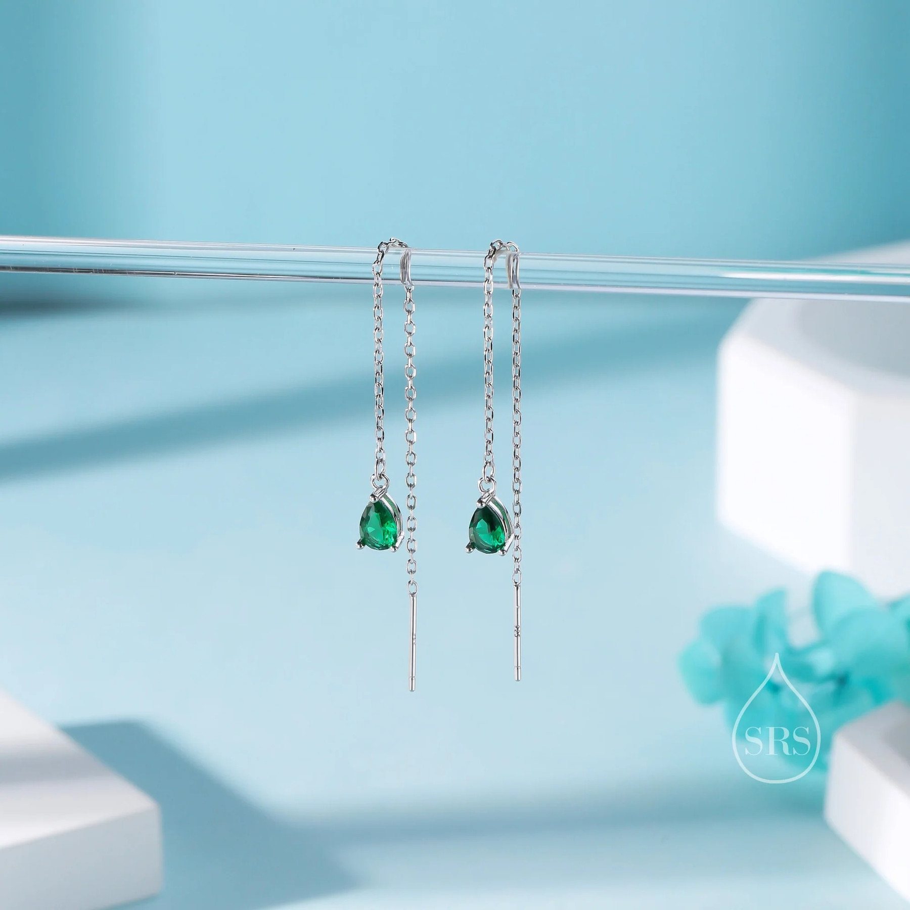 Vue alternative de Emerald Green Droplet CZ Threader Earrings