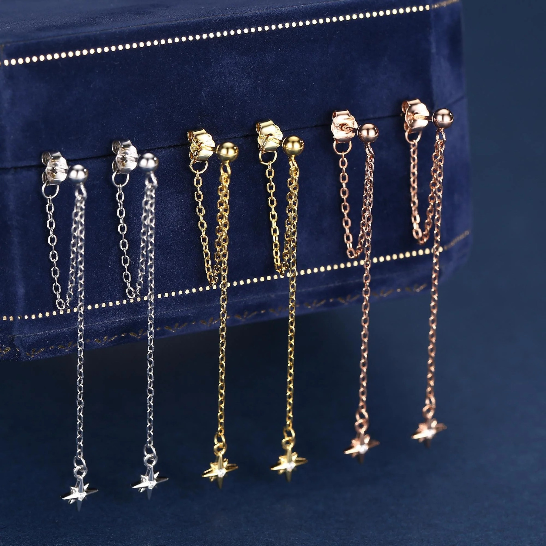 Vue alternative de Tiny CZ Starburst Dangle Chain Earrings