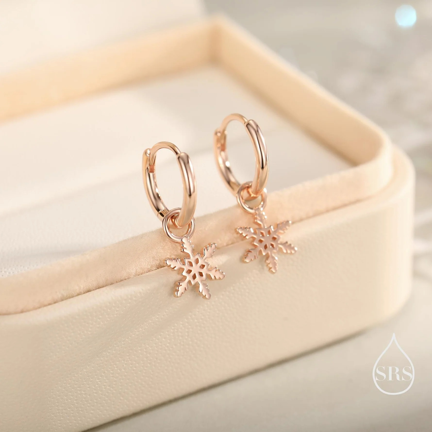 Vue alternative de Dainty Snowflake Huggie Hoop