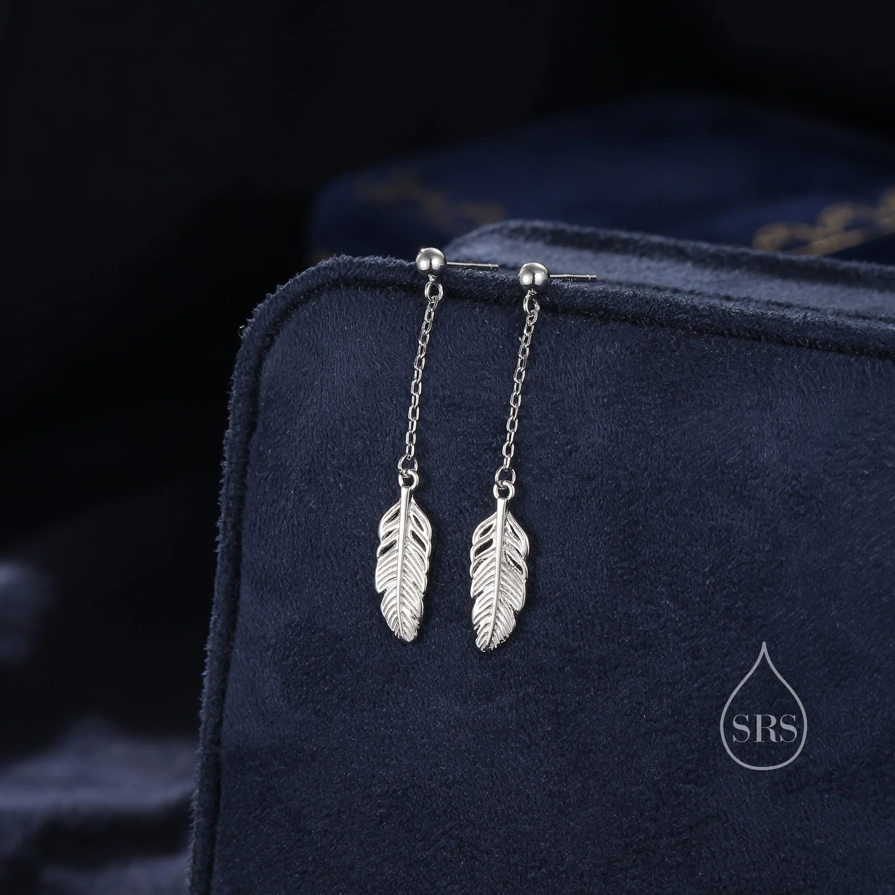 Vue alternative de Delicate Feather Drop Earrings