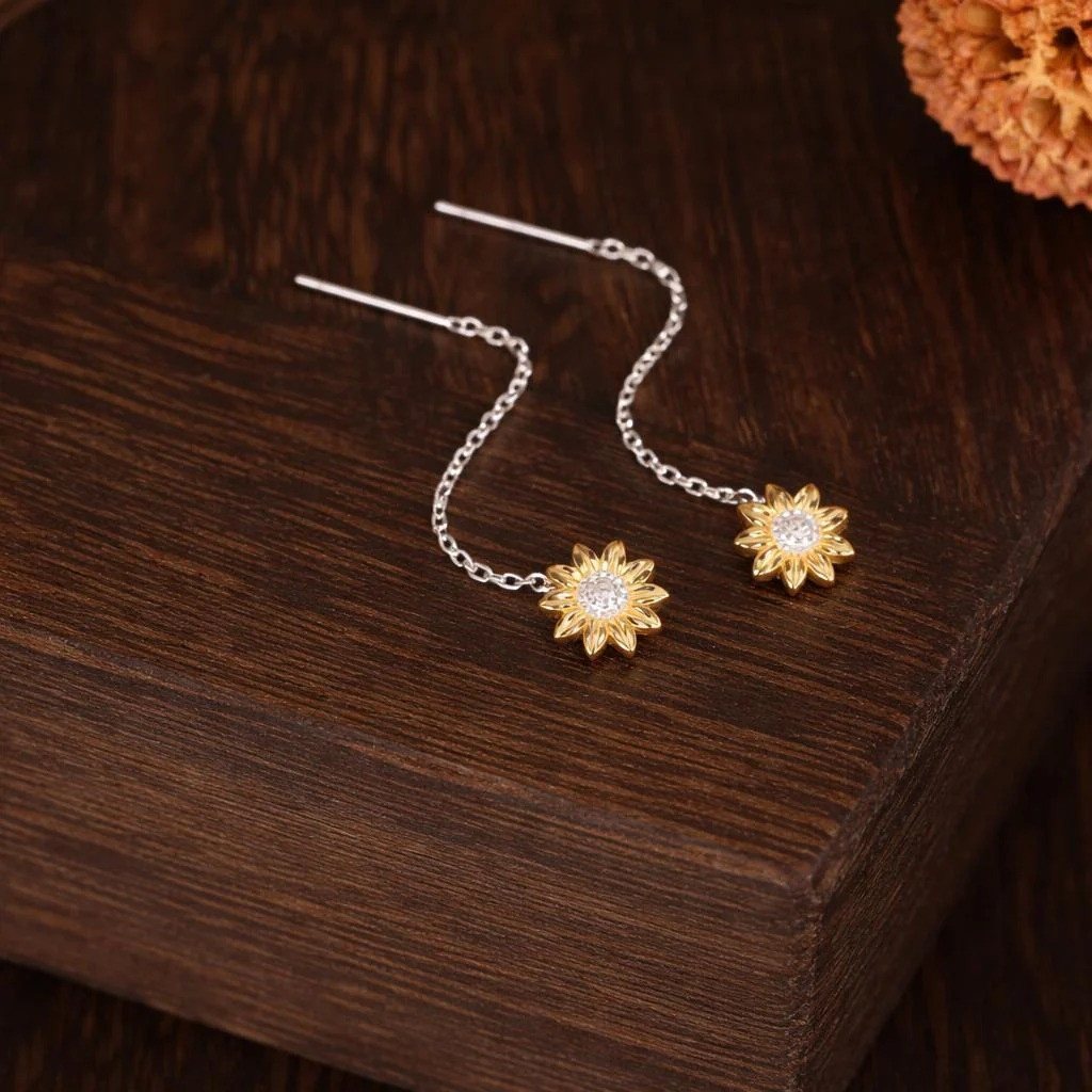 Vue alternative de Sunflower Threader Earrings